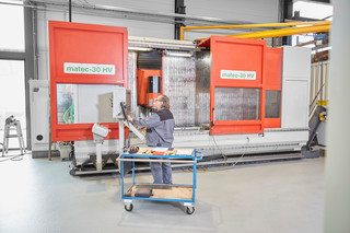 Eine moderne CNC Fräsmaschine wird zur Produktion von Fördertechnik-Einzelteilen eingerichtet.